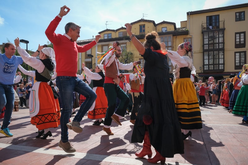 Zuloaga destaca el éxito de la primera edición de la Cultura Contraataca Origen Torrelavega para difundir el folclore y la música tradicional de Cantabria – Gobierno