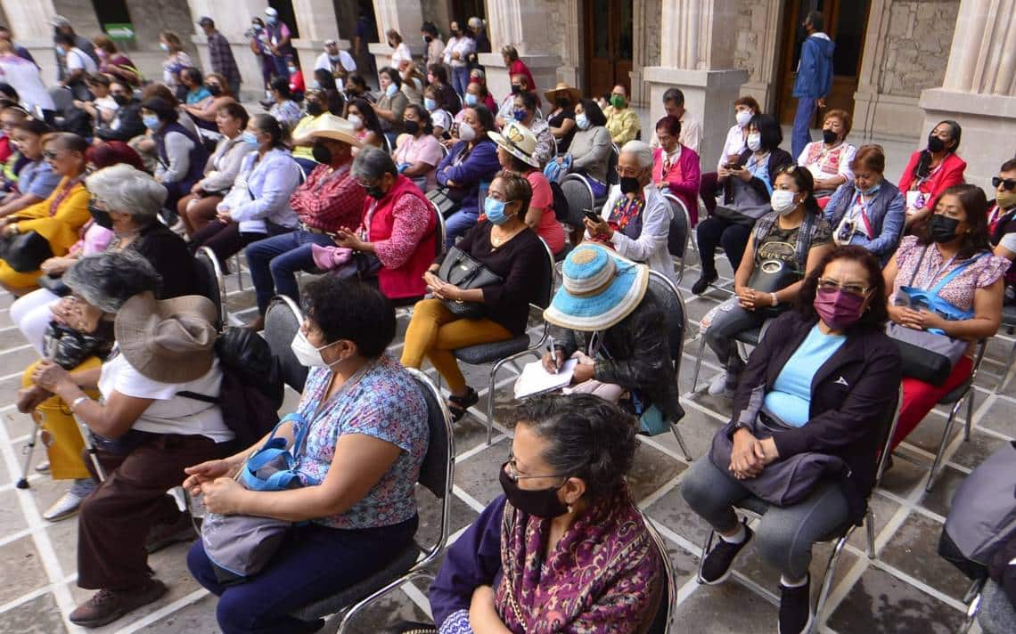 Visitan Palacio de Gobierno contingente de 400 jubilados y pensionados del IMSS – El Heraldo de Chihuahua