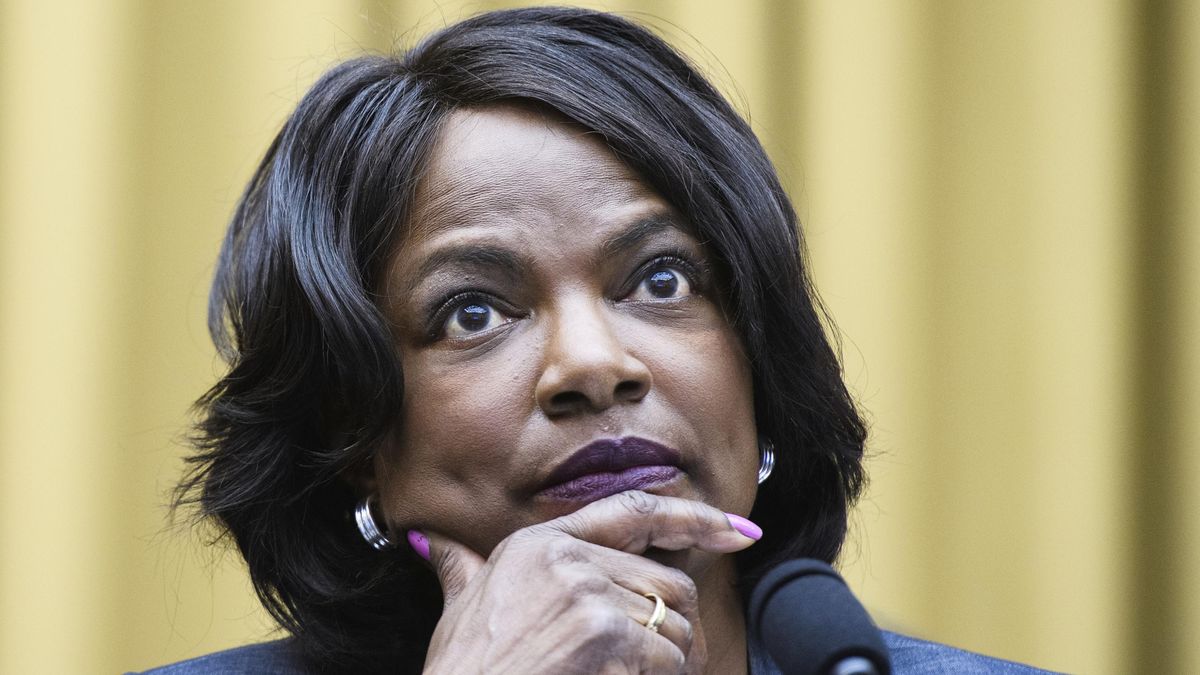 Val Demings quiere derrumbar todos los muros menos el de su lujosa casa