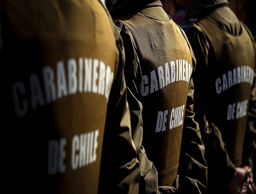 Personas lanzaron elementos contundentes a Carabineros