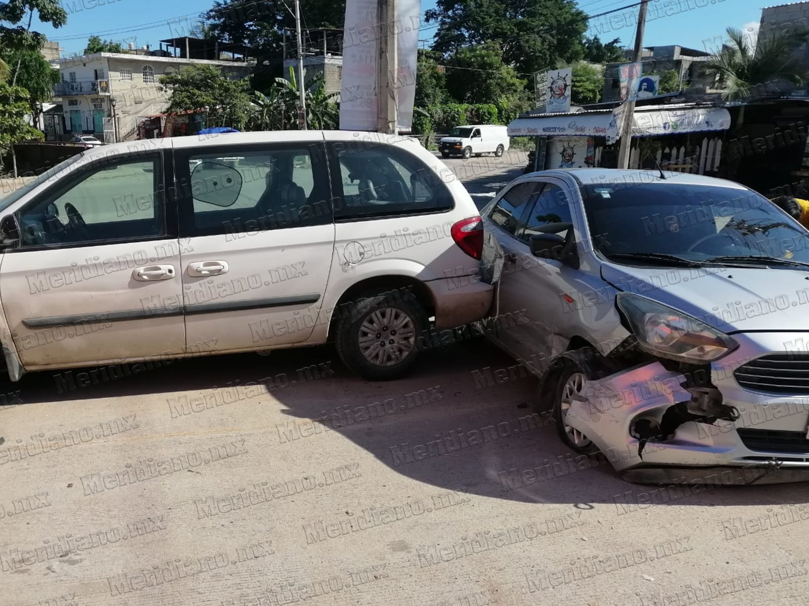 Auto chocó en avenidas Poetas