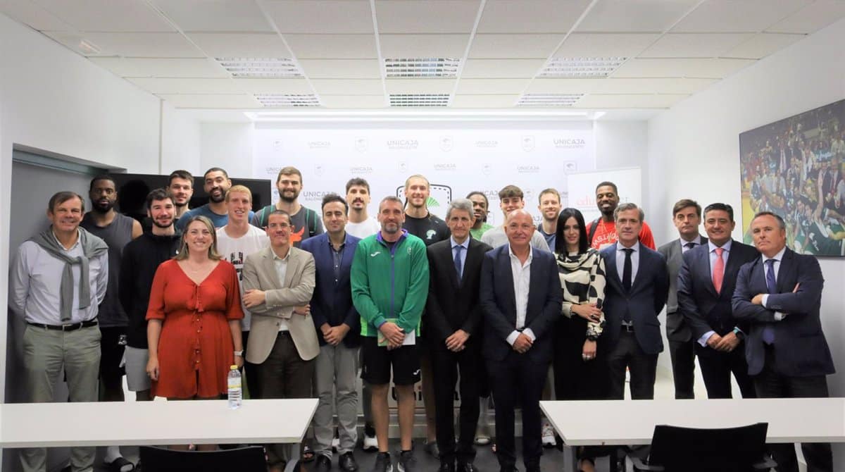 Proyecto Edufinet muestra a jugadores del Unicaja Baloncesto la importancia de saber cómo gestionar finanzas personales