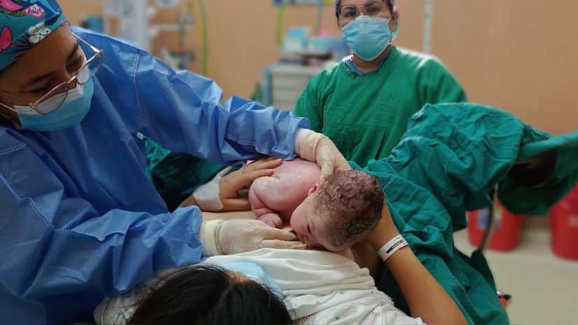 Tres bebés nacieron pocos minutos después de Navidad en hospitales de EsSalud en Lima y Callao